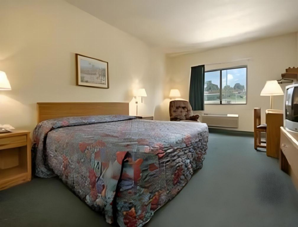 1 Queen Bed, Mobility Accessible Room, Bathtub w/ Grab Bars, Non-Smoking